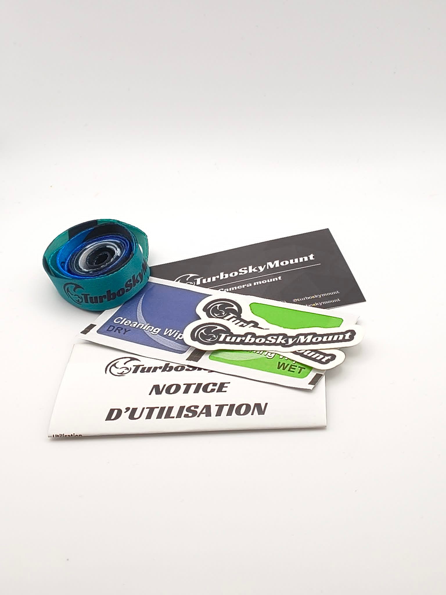 Contenu du packaging, avec la notice de montage, deux stickers, les lingettes, une drisse et une carte de remerciement