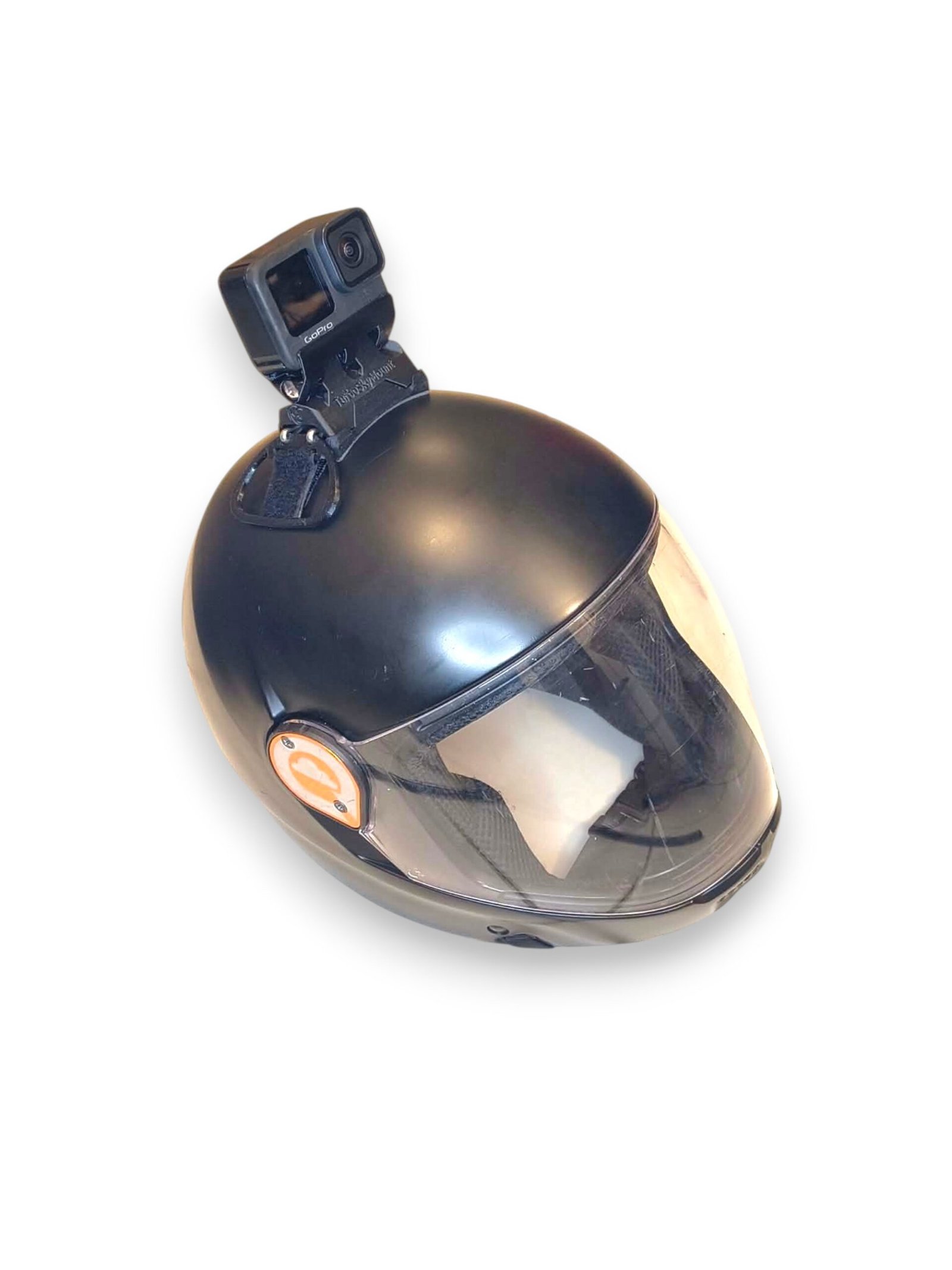 Support GoPro parachutisme noir monté sur casque vue de côté 2026