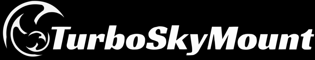 Logo TurboSkyMount blanc avec un élément circulaire à gauche et le texte "TurboSkyMount", sur fond noir.