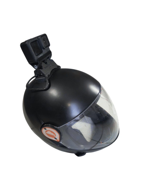 Support GoPro parachutisme noir monté sur casque vue de côté