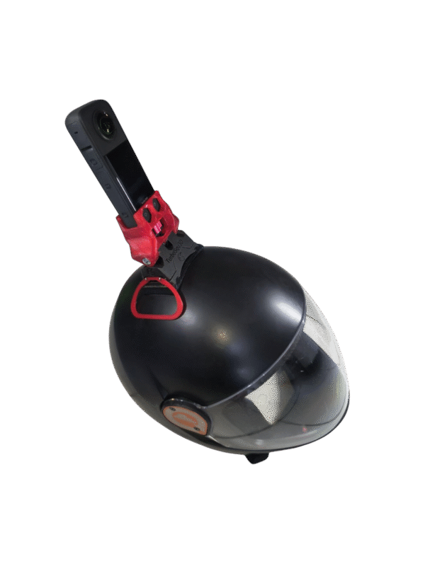 Support Insta360 X parachutisme rouge monté sur casque vue de côté